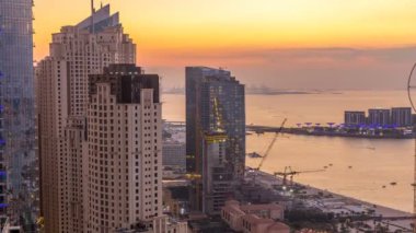 JBR ve Dubai marina gece geçiş timelapse günbatımı hava gün sonra. Modern kuleleri ve gökdelenler, yat ve tekne Körfezi üzerinde yüzen