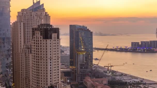 JBR y Dubai marina después del atardecer aéreo día a noche timelapse — Vídeos de Stock