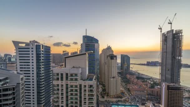 JBR y Dubai marina después del atardecer aéreo día a noche timelapse — Vídeos de Stock