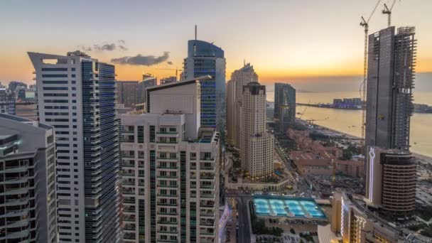 JBR y Dubai marina después del atardecer aéreo día a noche timelapse — Vídeos de Stock