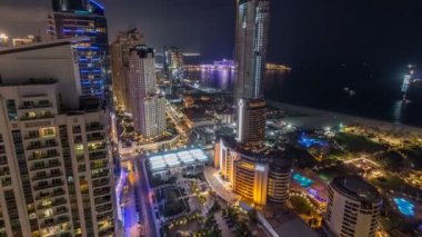 Modern gökdelenler ve Jumeirah Beach Residence Jbr gece timelapse Dubai, BAE kumsalda havadan görünümü