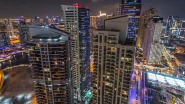 Jumeirah Beach Residence Jbr ve Dubai marina gece timelapse Dubai, BAE, modern ışıklı gökdelenlerin havadan görünümü