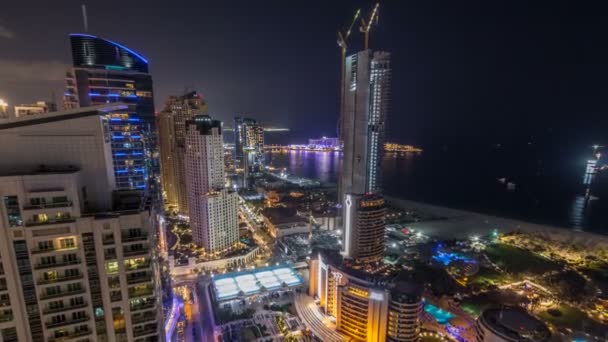 A légi felvétel a modern felhőkarcolók és a strandtól, a Jumeirah Beach Residence Jbr éjszaka timelapse-Dubai, Egyesült Arab Emírségek — Stock videók