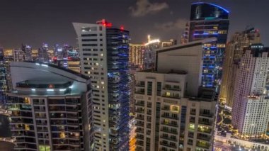 Jumeirah Beach Residence Jbr ve Dubai marina gece timelapse Dubai, BAE, modern ışıklandırılmış gökdelenler hava görünümünü. Sokaklarda trafik
