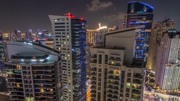 在朱美拉海滩酒店 Jbr 和迪拜码头的现代照明摩天大楼鸟图 街头交通 — 图库视频影像