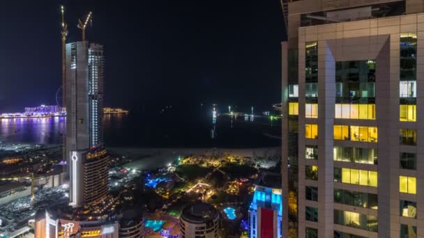 A légi felvétel a modern felhőkarcolók és a strandtól, a Jumeirah Beach Residence Jbr éjszaka timelapse-Dubai, Egyesült Arab Emírségek — Stock videók