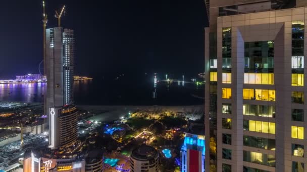 Vista aérea de rascacielos modernos y playa en Jumeirah Beach Residence JBR night timelapse en Dubai, Emiratos Árabes Unidos — Vídeo de stock