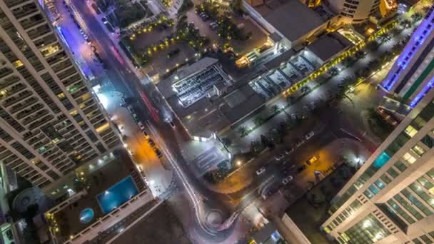 Вид с воздуха на современные небоскребы и пляж в Jumeirah Beach Residence JBR night timelapse в Дубае, ОАЭ — стоковое видео