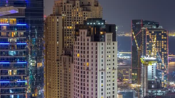 在迪拜 Uae Jumeirah 海滩公寓 Jbr 夜间经过 您可以欣赏到现代照明摩天大楼和海滩的鸟图 街头交通 — 图库视频影像