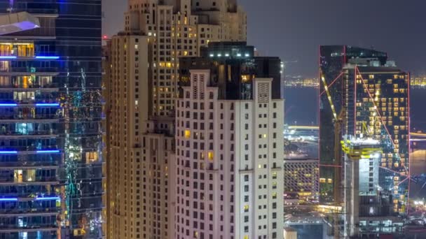 Vista aerea di grattacieli moderni e spiaggia a Jumeirah Beach Residence JBR notte timelapse a Dubai, Emirati Arabi Uniti — Video Stock