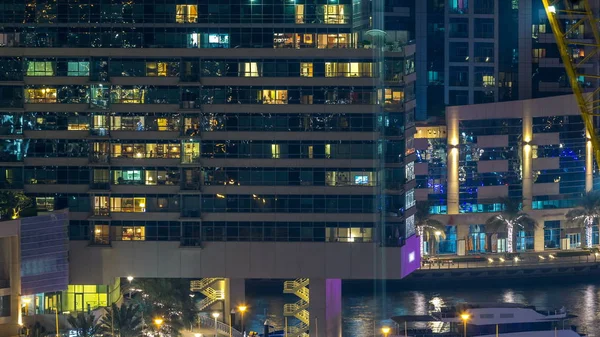 Timelapse에서 두바이 마리나의 현대적인 그리고 빛나는 다리에 소통량입니다 — 스톡 사진