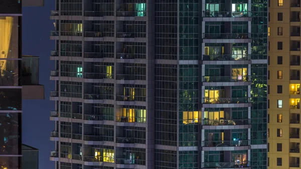 Glödande Windows Flervånings Moderna Glas Och Metall Bostadshus Ljus Natten — Stockfoto