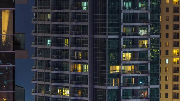 Finestre Luminose Vetro Moderno Multipiano Metallo Edificio Residenziale Illuminano Notte — Foto Stock