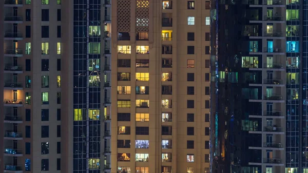 Zářící Okna Vícepodlažní Moderní Skla Kovu Bytové Budování Světlo Noci — Stock fotografie