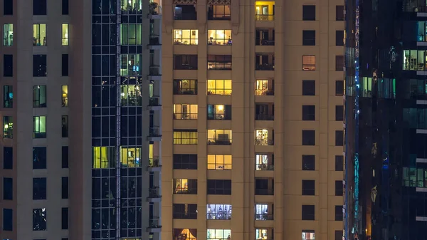 Finestre Luminose Vetro Moderno Multipiano Metallo Edificio Residenziale Illuminano Notte — Foto Stock