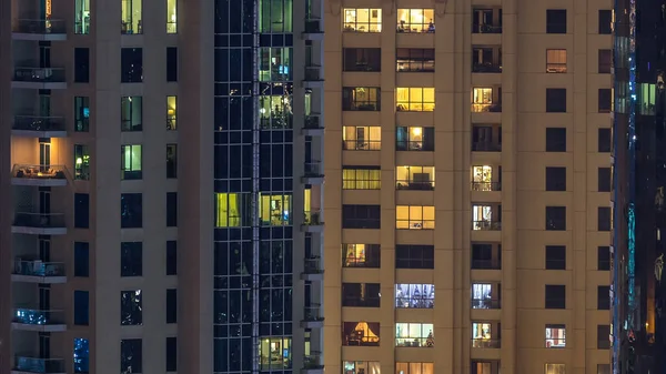 光る窓多層近代的なガラスと金属の夜のタイムラプスで光を増している住宅 アパートの人 夜の家 ドバイ マリーナ Jbr アラブ首長国連邦 — ストック写真