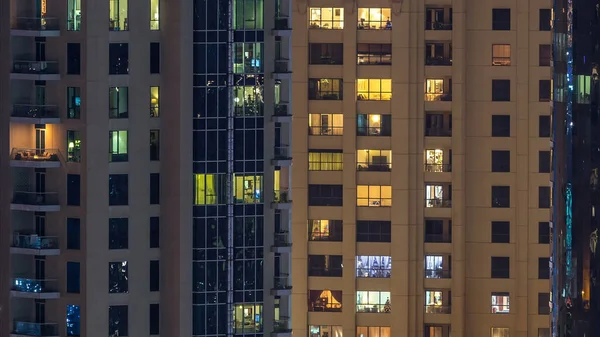 Janelas Brilhantes Vidro Moderno Vários Andares Edifício Residencial Metal Iluminam — Fotografia de Stock