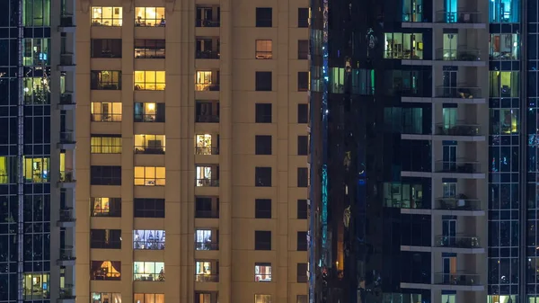 Glödande Windows Flervånings Moderna Glas Och Metall Bostadshus Ljus Natten — Stockfoto