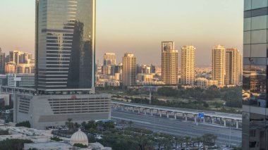 Birleşik Arap Emirlikleri'nde al barsha bölgesinde günbatımı timelapse gösterilen cityscape Dubai. Medya şehir bölge'den hava üstten görünüm