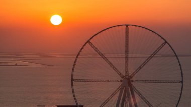Bluewaters Adası'nda günbatımı hava timelapse dönme dolap, yeni alışveriş merkezi ve restoranlar, alanda yürüyüş ile eğlence ve seyahat Dubai'de spot açılan
