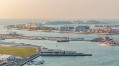 Palm Jumeirah Adası timelapse hava görünümünü. Villa, otel ve yat ile üstten görünüm akşam. Yeni cruise terminal inşaat süreci