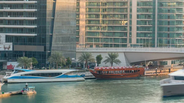 Yachts Boats Tourists Staying Shoping Mall Passing Bridge Dubai Marina — Stock Photo, Image