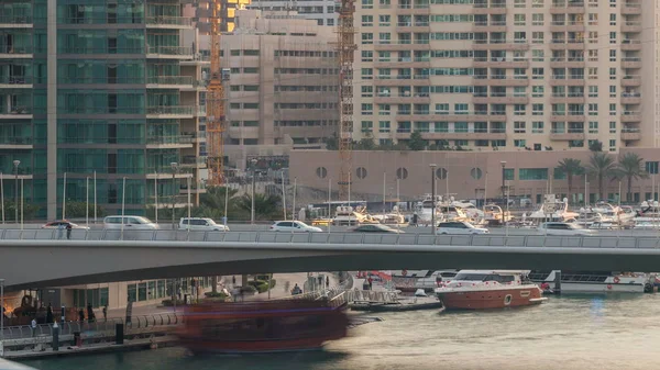 Jachtok Csónakok Turisták Shoping Mall Közelében Tartózkodik Egy Híd Alatt — Stock Fotó