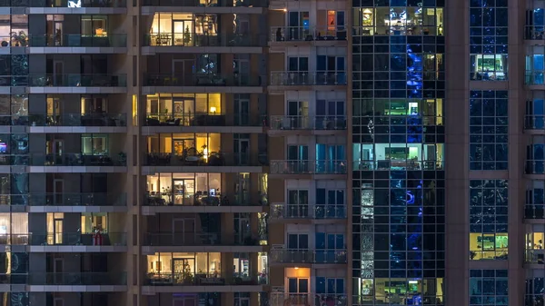 Finestre Luminose Multipiano Moderno Edificio Residenziale Vetro Illuminano Notte Timelapse — Foto Stock