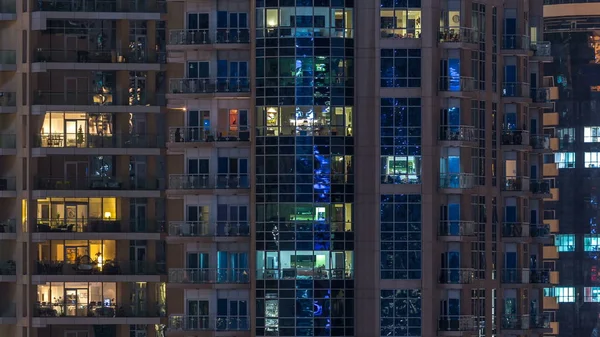 Glödande Windows Flervånings Moderna Glas Bostäder Bygga Ljus Upp Natten — Stockfoto