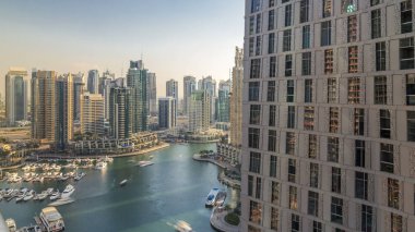 Dubai Yat Limanı mesire ve yüzen ile kanal güzel hava görünümünü yatlar ve gün batımından önce Dubai, BAE tekneler. Modern kule ve gökdelen windows akşam ile