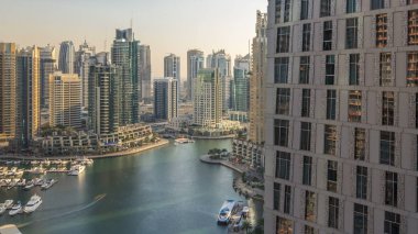 Dubai Yat Limanı mesire ve yüzen ile kanal güzel hava görünümünü yatlar ve gün batımından önce Dubai, BAE tekneler. Modern kule ve gökdelen windows akşam ile