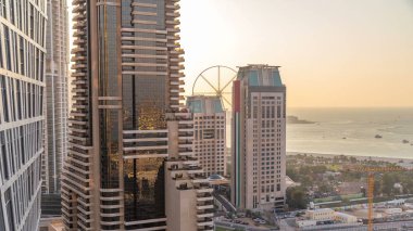 JBR ve Bluewaters Island günbatımı hava timelapse sırasında. Modern kule ve gökdelen, köprüde trafik