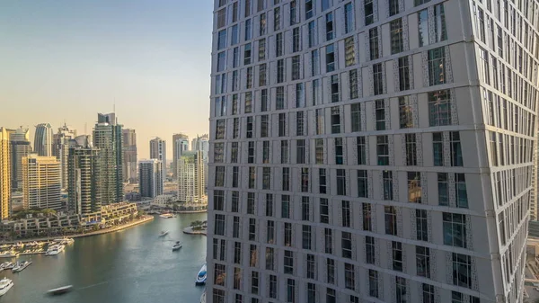 Dubai Yat Limanı mesire ve yüzen ile kanal güzel hava görünümünü yatlar ve gün batımından önce Dubai, BAE tekneler. Modern kule ve gökdelen windows akşam ile