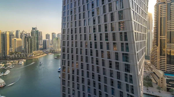 Dubai Yat Limanı mesire ve yüzen ile kanal güzel hava görünümünü yatlar ve gün batımından önce Dubai, BAE tekneler. Modern kule ve gökdelen windows akşam ile