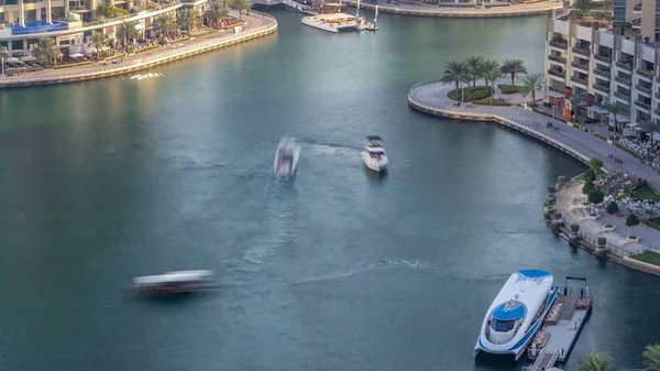 Luxus Dubai Marina Csatorna Elhaladó Csónakokra Pálmák Timelapse Sétány Felső — Stock Fotó