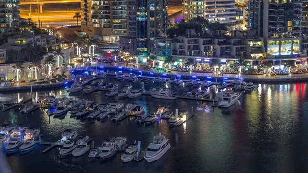 Роскошный Канал Dubai Marina Проходящими Лодками Променадом Ресторанами Ночного Времени — стоковое фото