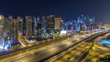 Dubai Yat Limanı timelapse tüm gece boyunca muhteşem çatı manzarası. Işıklandırılmış gökdelenler, Birleşik Arap Emirlikleri, dönüm büyük bir şehir. Hava Jlt görünümünden