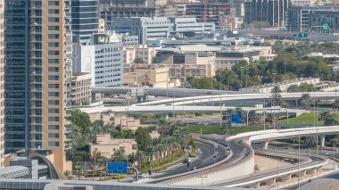 Bir Şeyh zayed yolu kavşak bir büyük şehir timelapse hava görünümünü. Araba ile UAE Dubai Yat Limanı bölgesinin kentsel peyzaj