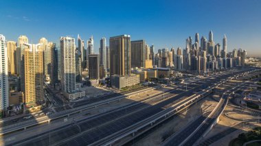 Dubai Yat Limanı gökdelenler hava en iyi manzaraya Jlt üzerinden sabah Dubai timelapse, Birleşik Arap Emirlikleri. Modern kule uzun gölgeler aşağıya taşınması ve Şeyh zayed yolu üzerinde trafik ile.