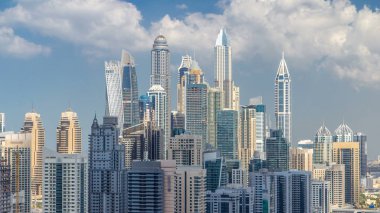 Dubai Yat Limanı gökdelenler hava üstten görünüm Jlt güzel bulutlar içinde Dubai timelapse, Birleşik Arap Emirlikleri ile. Modern kuleleri ve Şeyh zayed yolu üzerinde trafik.