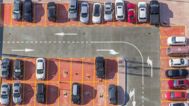 Araba park yeri timelapse, arabalarla gelip akşam hava üstten görünüm yukarıdan izlendi. Dubai, Birleşik Arap Emirlikleri