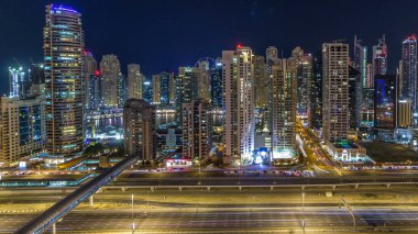Dubai Yat Limanı timelapse fantastik çatı manzarası. Işıklandırılmış gökdelenler büyük bir şehrin gece, Birleşik Arap Emirlikleri. Hava Jlt görünümünden