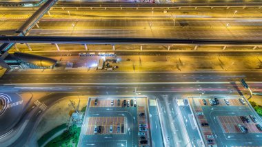 Dubai Yat Limanı ve Jumeirah Lakes Towers ilçe gece timelapse Şeyh Zayed Caddesi üzerinde trafik. Hava üst görünümden Jlt otopark ile