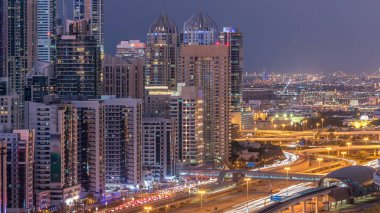 Dubai Yat Limanı Şeyh zayed road panorama gün gece geçiş timelapse ışık için trafik ile açın. Gökdelenler, BAE gece aydınlatma. Hava Jlt görünümünden