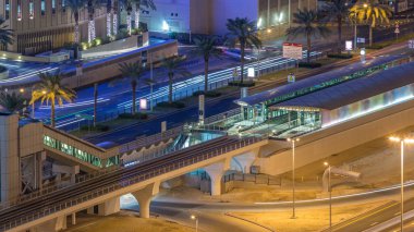 Hava görünümünde Dubai tramvay Dubai marina gece timelapse. Marina ve Jbr alanı ve Dubai Metro ve Palm Monoray bağlantılar çevresine bir daire içinde Dubai tramvay çalışır.