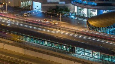 Hava görünümünde Dubai tramvay Dubai marina gece timelapse. Marina ve Jbr alanı ve Dubai Metro ve Palm Monoray bağlantılar çevresine bir daire içinde Dubai tramvay çalışır.