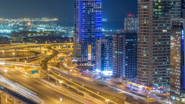 Bir Şeyh zayed yolu kavşak bir büyük şehir timelapse hava görünümünü. Arabalar ve gökdelenler ile UAE Dubai Yat Limanı bölgesinin kentsel peyzaj