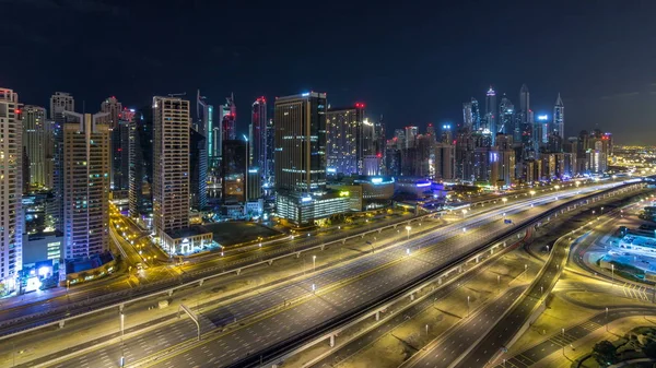 すべての夜の間にドバイ マリーナ タイムラプスの素晴らしい屋上のスカイライン ライトアップされた高層ビル アラブ首長国連邦の大都市 Jlt から空撮 — ストック写真