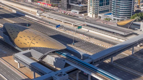 Prédio Futurista Estação Metro Eléctrico Dubai Arranha Céus Luxo Atrás — Fotografia de Stock