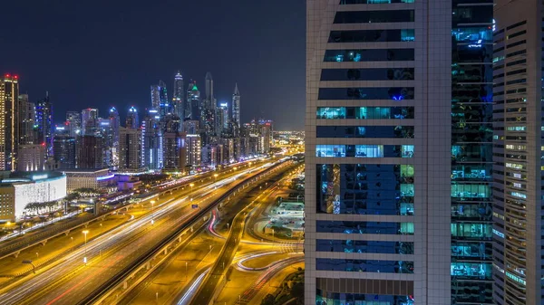 ドバイ マリーナ タイムラプスの素晴らしい屋上のスカイライン ライトアップされた高層ビル夜 アラブ首長国連邦の大都市 シェイク ザーイド ロード トラフィック Jlt — ストック写真